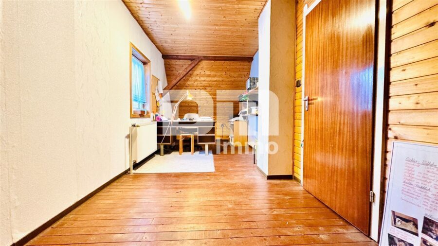 Schöne Doppelhaushälfte mit Nebengebäude, Garage und angelegtem Gartenbereich - OG / DG Schlafzimmer / Kinderzimmer